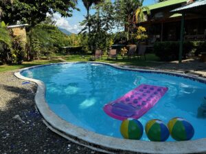 Uvita Oasis Retreat piscina comun.