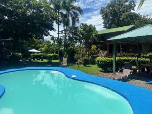 Uvita Oasis Retreat piscina comun.